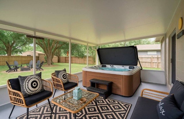 Trailhouse Retreat - Soak in the hot tub & ride bikes to the Sanford Riverwalk!