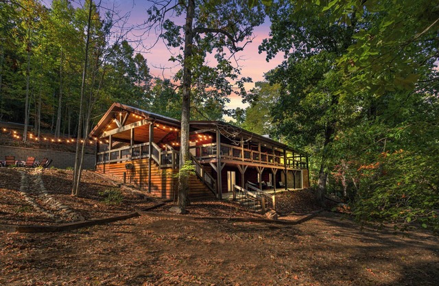 Trails End Lodge 5 BR cabin in Morganton with AC, WiFi, Hot Tub