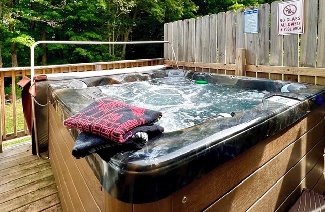 Trailside #1 Summer fun~ AC, HotTub, ATV, hiking, waterfalls, fishing, boat