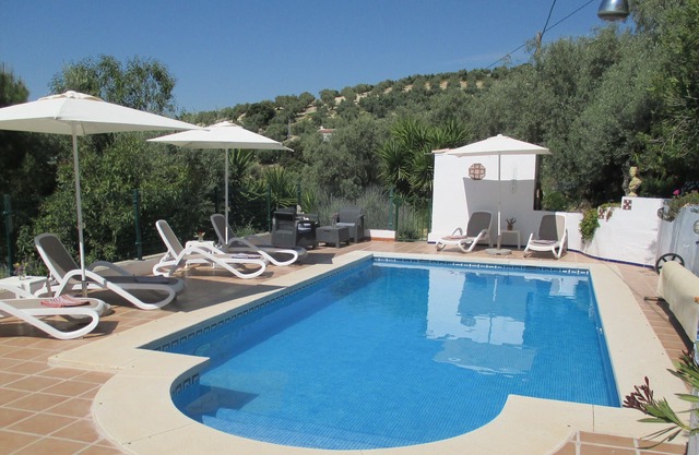 Tranquil 2 Bedroom cottage with pool, close to Lake Iznájar.
