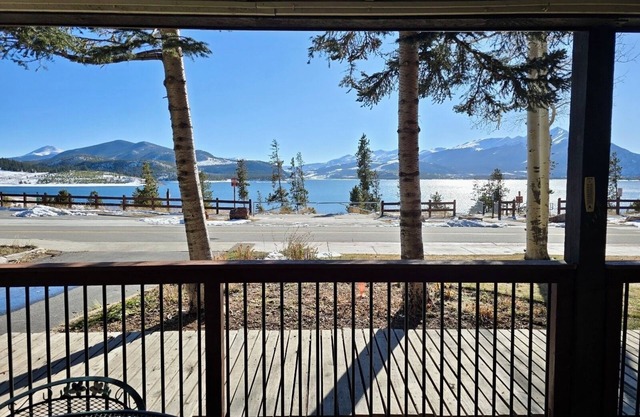 Tranquil 2-bedroom condo with Lake and Mountain View's