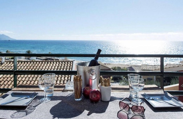 Tranquil 2-bedrooms -2 barhrooms 1 living room with sea view ! Enjoy your stay!