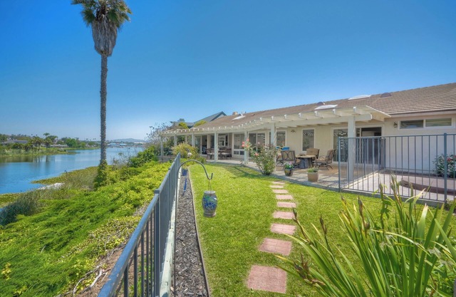 Tranquil 3-bedroom Lakefront Retreat with Private Dock in Lake San Marcos