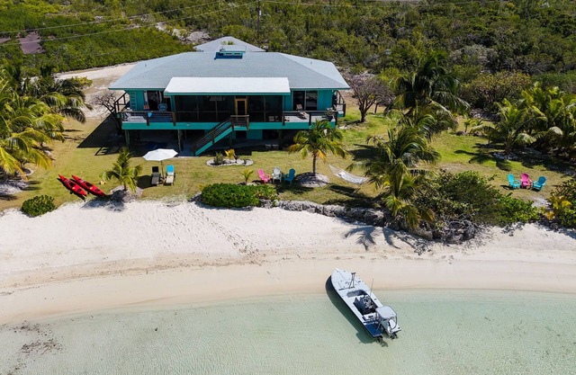 Tranquil 4 bedroom Beachside Villa: Ultimate Privacy & Comfort.