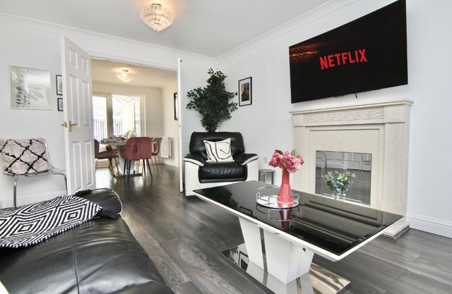 Tranquil 4Bed Retreat - 3 Min to M6, 10 Min to Coventry City Centre