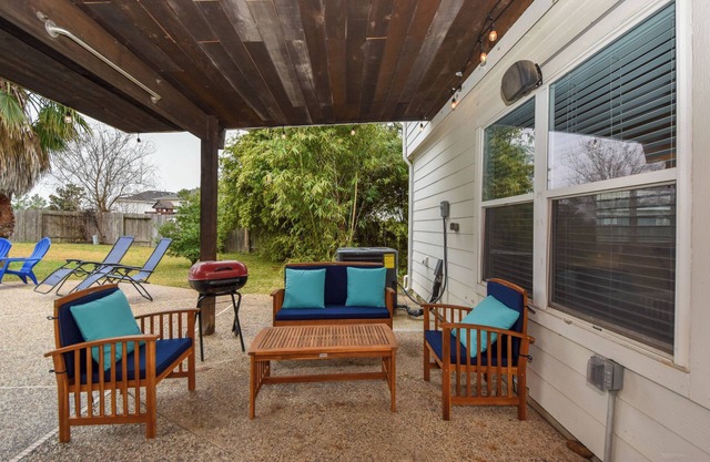 Tranquil 6-Bedroom w/Pool 25 Min to Downtown SO