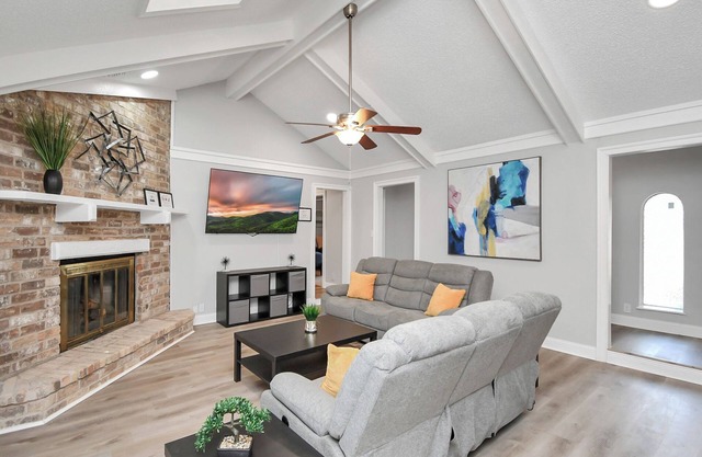 Tranquil 6-Bedroom w/Pool: 25 Min to Downtown FG