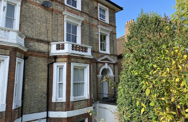 Tranquil and beautiful one bedroom garden flat in south east London