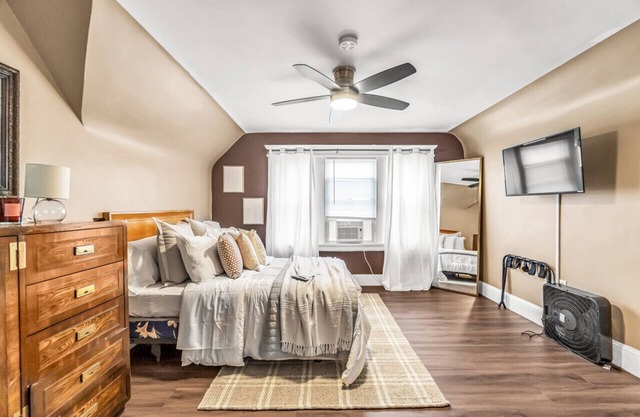 Tranquil Bedroom near Yale Bridgeport Hospital
