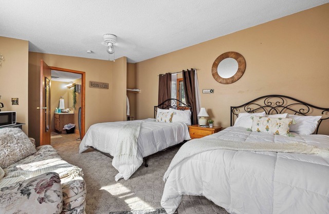 Tranquil Cabin Getaway in the Heart of Deadwood!