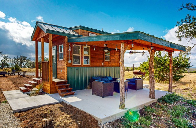 Tranquil cabin with firepit, AC, covered patio and free wifi