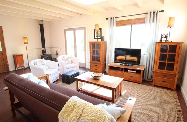 Tranquil Casita in Tano West, Southwestern Skies, Sweeping View of the Sangres