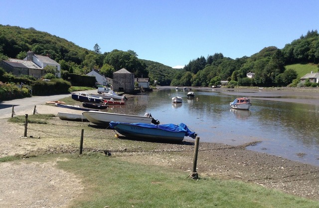 Tranquil, cosy waterside cottage direct river views, local pub, shop, walks.