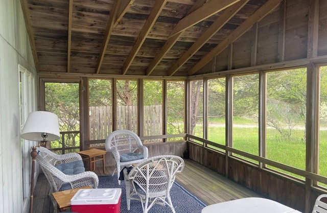 Tranquil cottage with WiFi on Cape Poge Bay