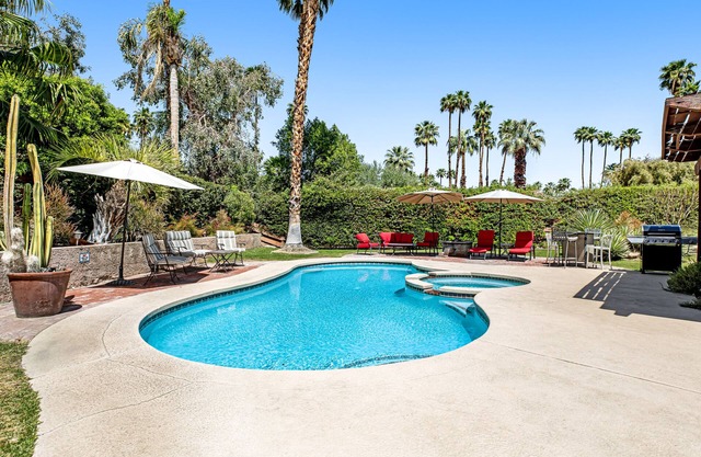 Tranquil dog-friendly retreat w/private pool & spa, courtyard, & mountain views