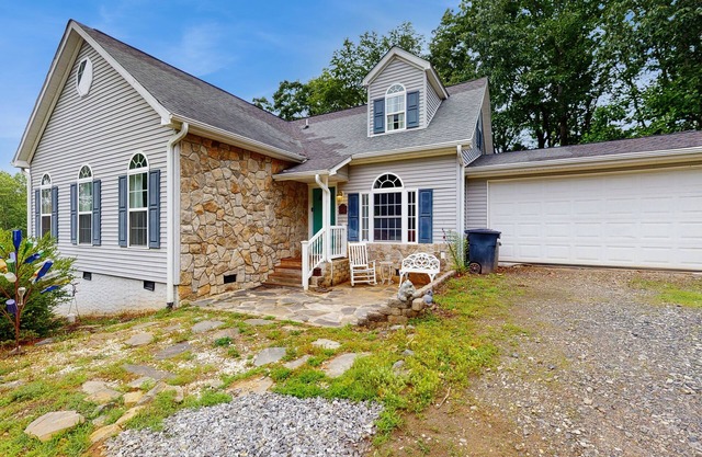 Tranquil Dog- Friendly Riverfront Home with Fill Kitchen and WIFI