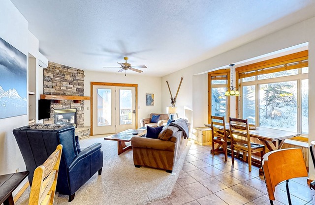 Tranquil dog-friendly alpine retreat with fireplace & balcony - steps to slopes