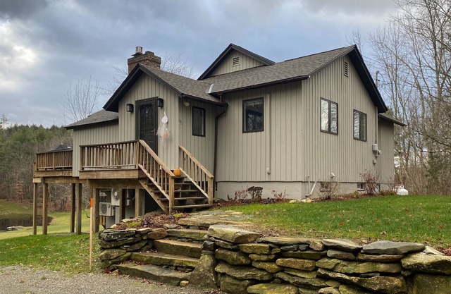 Tranquil getaway with private fishing pond, par-3 golf course, & sandy beach