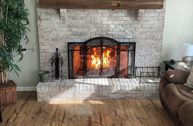 Tranquil Hideaway: Your Private Lakefront Retreat