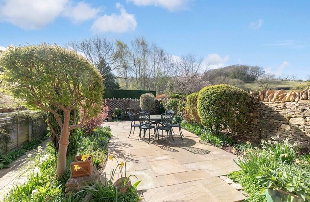 Tranquil Home on Leckhampton Hill with EV Charger