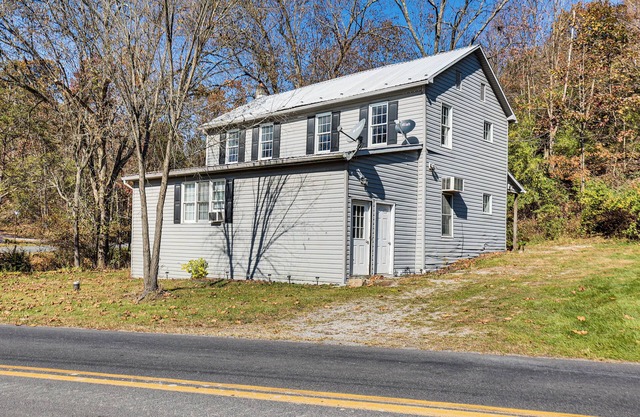 Tranquil Mt Pleasant Mills Retreat on 60-Acre Farm