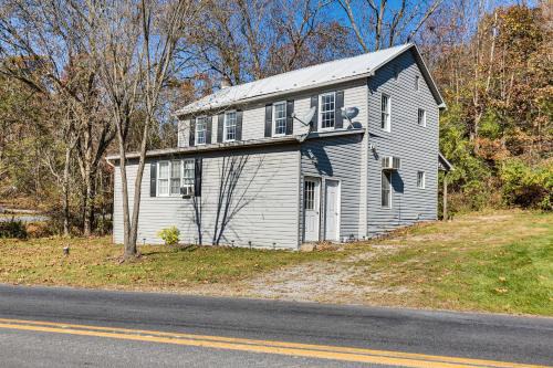 Tranquil Mt Pleasant Mills Retreat on 60-Acre Farm