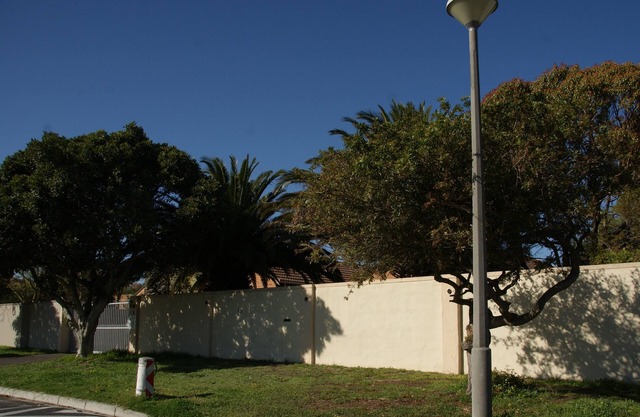 Tranquil/Secure Property with Nature all around - 3 minutes from the Beach