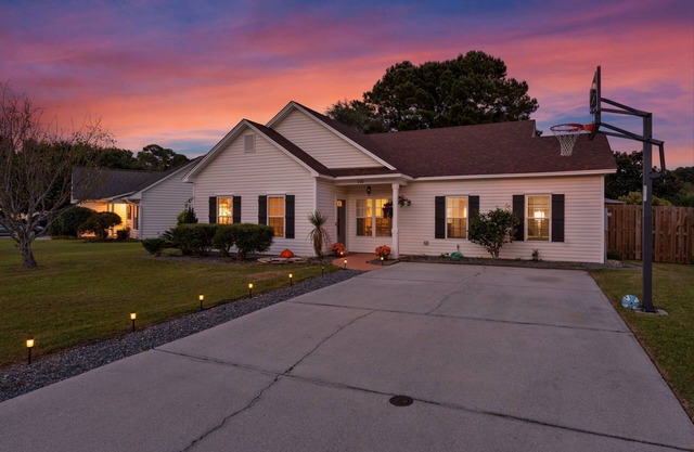 Tranquil & Spacious 5BR Family Oasis: Glamping Pit with Tents & Outdoor Lounge!