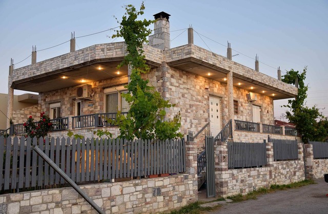 Tranquil Stone Villa- 5 min from the beach!