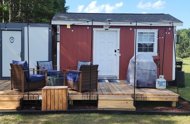 Tranquil Studio Cottage features a remodeled full kitchen, heated pool,& fishing