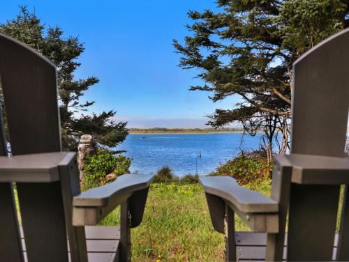 Tranquil Tides- Cape Meares Lakefront Beach Home
