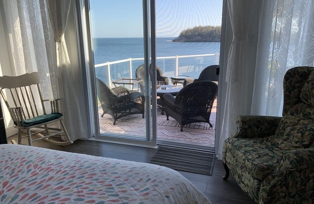 Tranquility And Beauty At This Tucked Away Home ~ Right On The Ocean!