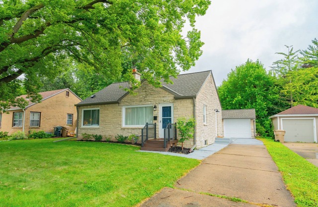Travel Nurse’s Modern Bungalow! Cozy 3 Bedroom Home