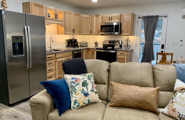 Travel Nurses: Charming 2-bedroom hillside haven near PSU