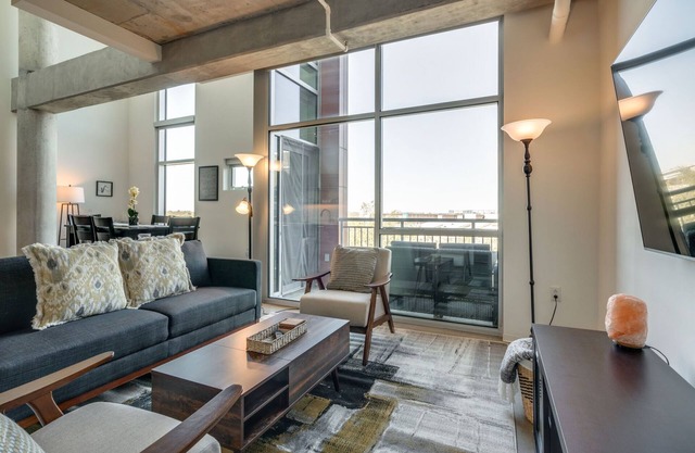Traveler's Haven 1bd 1 and half bath 2 story East Nashville Condo