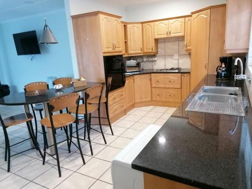 Travellers Treat - 8 Sleeper House minutes from the beach!