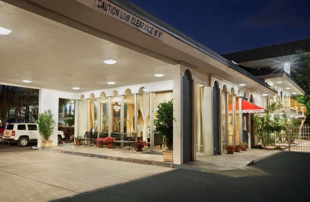 Travelodge by Wyndham Bakersfield
