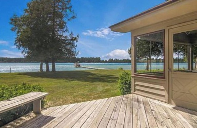 Traverse City Interlochen Beautiful Duck Lake Frontage Home