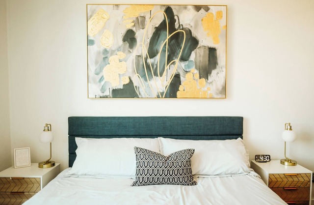 Traverse City's Local's Hideaway: King Suite & 4 Hot Tubs Await!