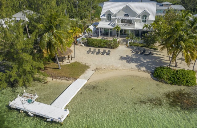 Treasure Cove – Luxurious private villa with pool and boat dock in Cayman Kai