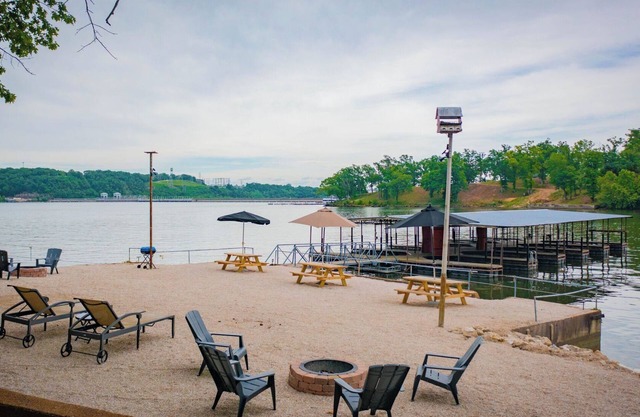 Tree house, fire pit, and walk to Bagnell Dam area.