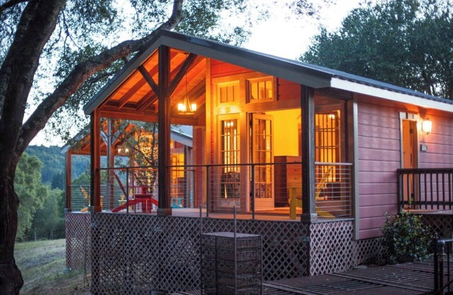 TREE HOUSE WITH INDOOR/OUTDOOR SHOWER, RRIVAATE DECK, POOL & INFINITY HOT TUB,