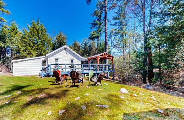Tree-lined dog-friendly cottage with wrap-around deck, grill, & gas fireplace