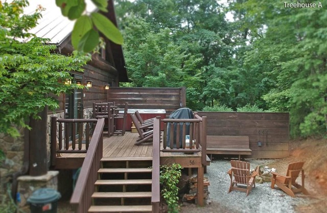 Treehouse A - A Suite Getaway for Two