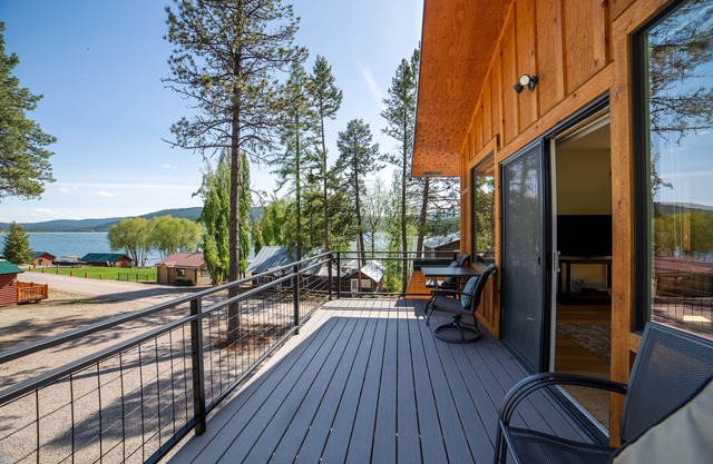 Treehouse-Beautiful Loft Views of Lake Mary Ronan