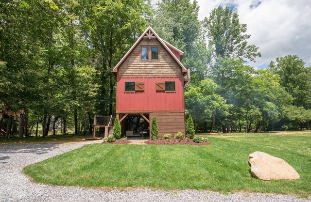 Treehouse, Hot Tub, Creekfront, Starlink Wi-Fi, Firepit