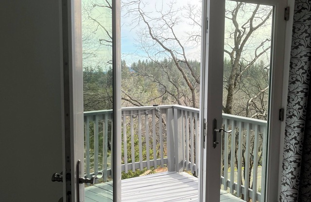 Treehouse Retreat - Cozy Escape in Grass Valley