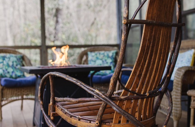 Treetop Cottage - King, Private-In Town, XL Porch, Smart TVs, WD