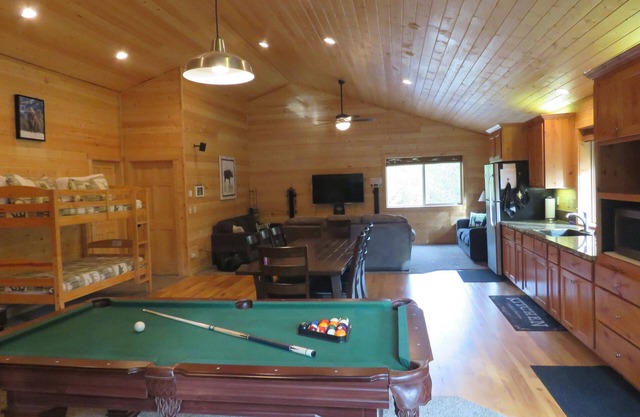 Treetop Loft-28 miles to Yellowstone