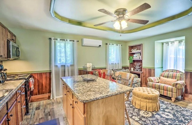 TreeTop Loft Apartment with River & Mountain on 10-Acres